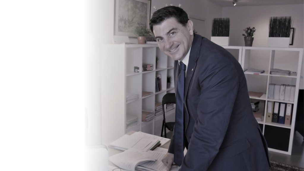 Maître Gilles Lefebvre dans son cabinet à Bayonne